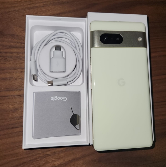 Brand new Google pixel 7 color lemongrass , White, 256 GB unlock - Picture 4 of 4